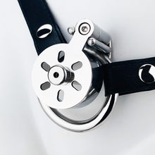 Carica l'immagine nel visualizzatore di Gallery, Shrinking Chastity Cage With Belt – product design details, gallery view 8