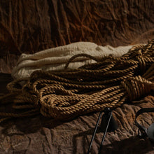 Cargar imagen en el visor de la galería, Cuerda de cáñamo Shibari erótica artesanal