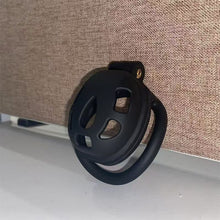 Carica l'immagine nel visualizzatore di Gallery, Flat Cobra Male Chastity Cage
